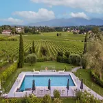 Farmhouse In Lucca With Vineyard Views Lägenhet
