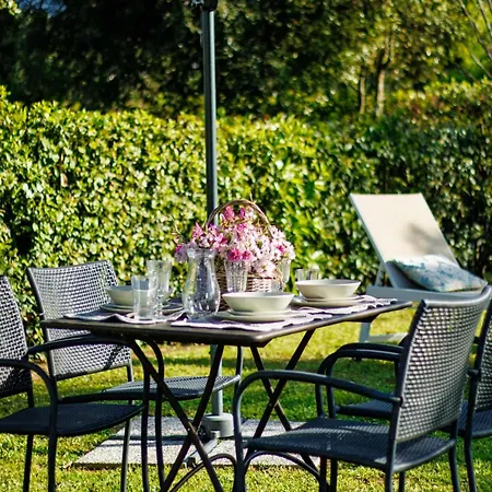 In Lucca With Vineyard Views *