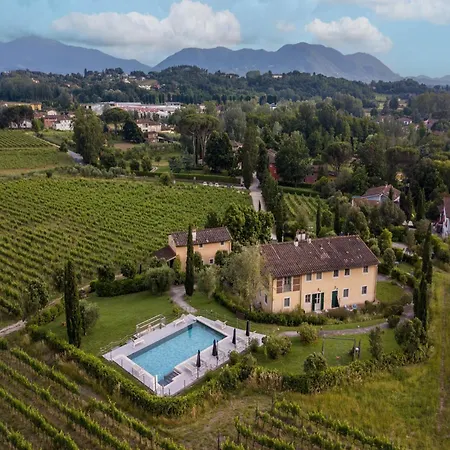 Farmhouse In Lucca With Vineyard Views *